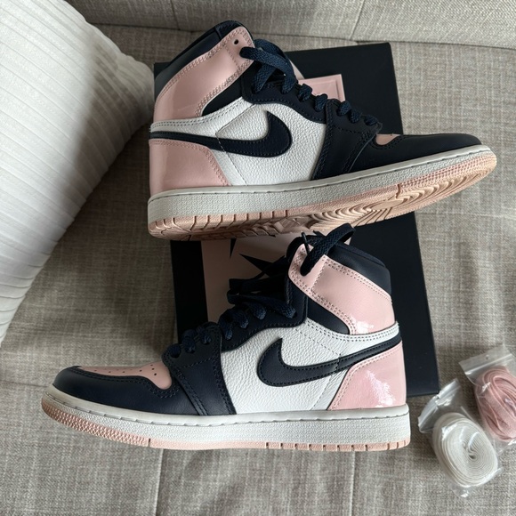 Women’s Air Jordan 1 Retro Hi OG Bubblegum - Picture 8 of 10